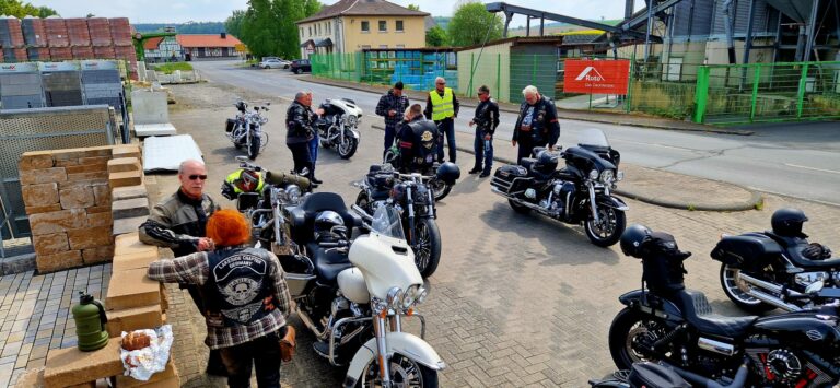 Kurze Pause des LSC aus Kassel/Baunatal mit den Harley-Davidson Motorrädern, Start Fritzlar